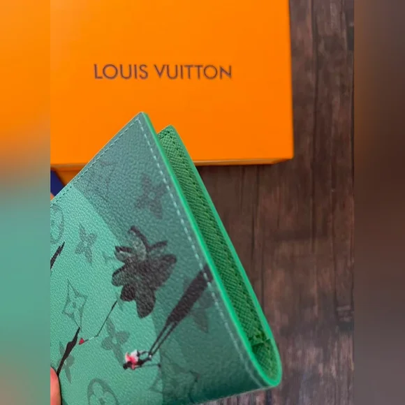 Louis Vuitton Passport Cover Green - Picture 6 of 9